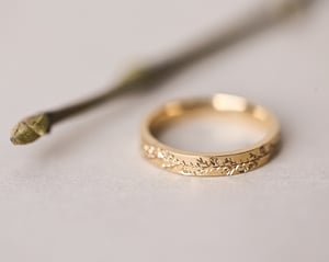 Image of 18ct yellow gold 3mm flat court 'fir engraved' ring