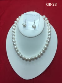 This is a classic and elegant pearl jewelry set
