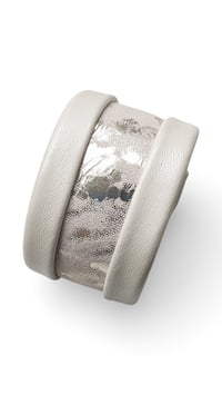 Image 3 of Bracciale bangle artigianale in pelle ESSENTIAL MEDIUM - Orizzonti