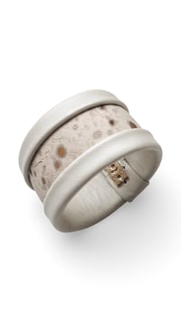 Image 4 of Bracciale bangle artigianale in pelle ESSENTIAL MEDIUM - Deserto