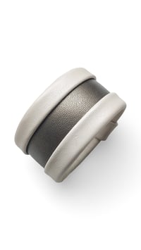 Image 1 of Bracciale bangle artigianale in pelle ESSENTIAL MEDIUM - Duna