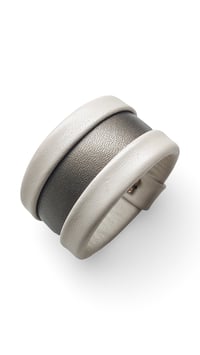 Image 2 of Bracciale bangle artigianale in pelle ESSENTIAL MEDIUM - Duna