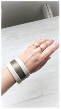 Image 3 of Bracciale bangle artigianale in pelle ESSENTIAL MEDIUM - Duna