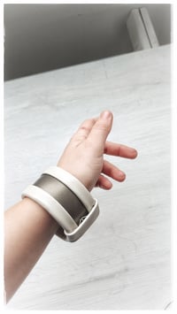 Image 4 of Bracciale bangle artigianale in pelle ESSENTIAL MEDIUM - Duna