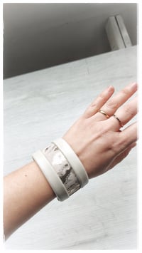 Image 6 of Bracciale bangle artigianale in pelle ESSENTIAL MEDIUM - Orizzonti