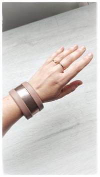 Image 4 of Bracciale bangle artigianale in pelle ESSENTIAL MEDIUM - Miele