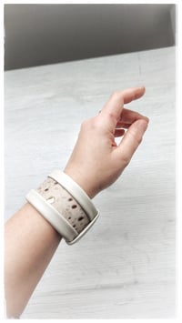 Image 5 of Bracciale bangle artigianale in pelle ESSENTIAL MEDIUM - Deserto