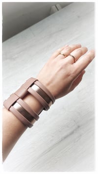 Image 5 of Bracciale bangle artigianale in pelle CAGE - Soft Sunset