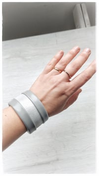 Image 4 of Bracciale bangle artigianale in pelle ESSENTIAL MEDIUM - Cenere