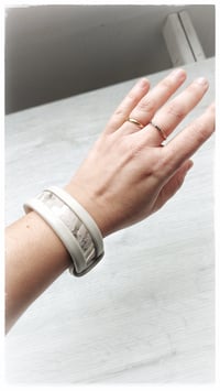 Image 6 of Bracciale bangle artigianale in pelle ESSENTIAL SMALL - Orizzonti 