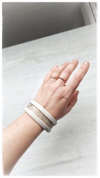 Image 4 of Bracciale bangle artigianale in pelle ESSENTIAL SMALL - Deserto