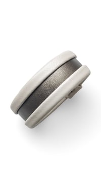 Image 3 of Bracciale bangle artigianale in pelle ESSENTIAL SMALL - Duna