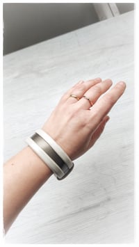 Image 2 of Bracciale bangle artigianale in pelle ESSENTIAL SMALL - Duna