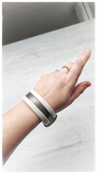 Image 4 of Bracciale bangle artigianale in pelle ESSENTIAL SMALL - Duna