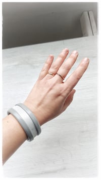 Image 4 of Bracciale bangle artigianale in pelle ESSENTIAL SMALL - Cenere