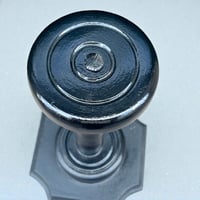 Image 7 of Porte-chapeau vintage en bois tourné noir - support pour chapeau et perruque