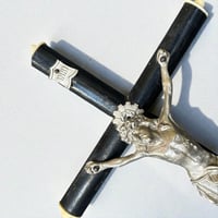 Image 4 of Crucifix ancien Napoléon III bois noirci et métal argenté Christ avec  crâne Memento Mori