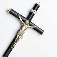 Image 4 of Crucifix ancien Napoléon III - bois noirci et métal argenté Christ avec crâne Memento Mori
