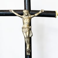 Image 2 of Crucifix ancien Napoléon III - bois noirci et métal argenté Christ avec crâne Memento Mori