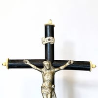 Image 3 of Crucifix ancien Napoléon III - bois noirci et métal argenté Christ avec crâne Memento Mori