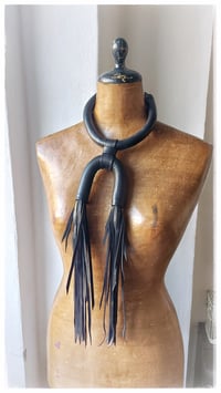 Image 3 of Collana scultura in pelle Minotauro23 - Nero 