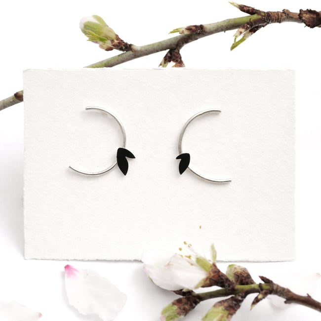 ORECCHINI ESSENZIALI MEZZALUNA 