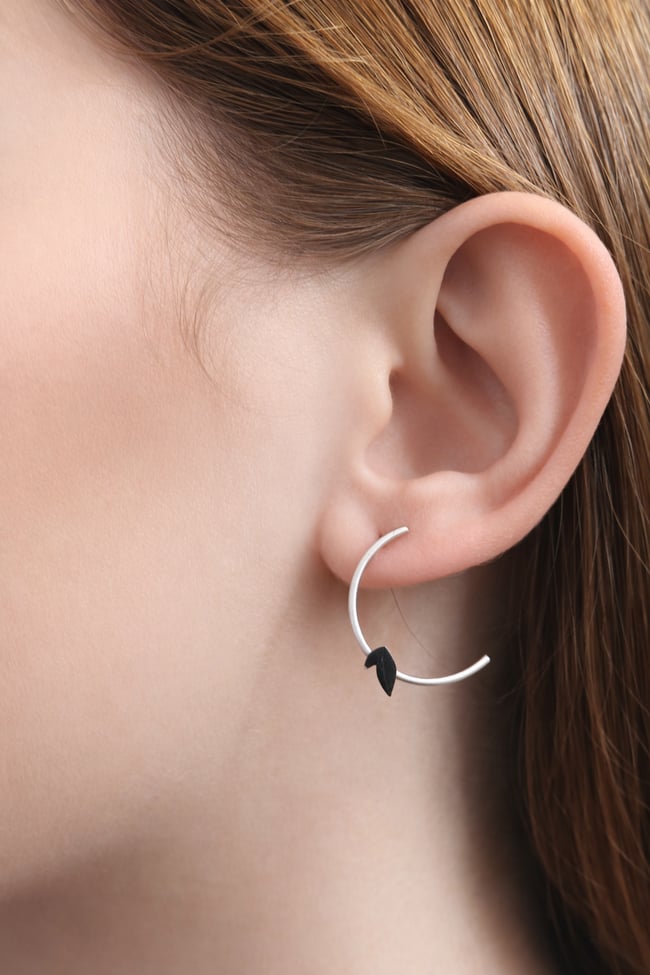 ORECCHINI ESSENZIALI MEZZALUNA 