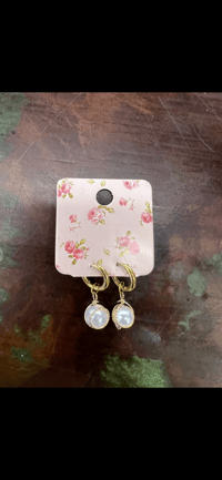 round pearl with gold accents drop earrings