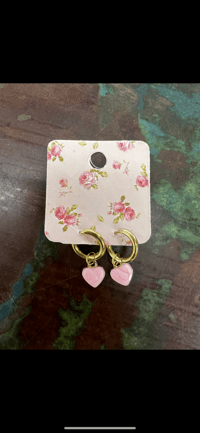 gold hoop earrings with pink heart