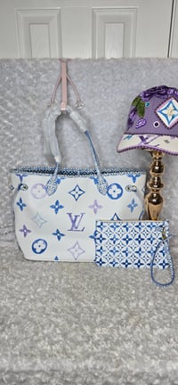 Image 1 of Large Nevafull with Hat