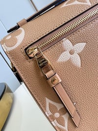 Image 8 of Borsa Louis Vuitton  - Metis #8