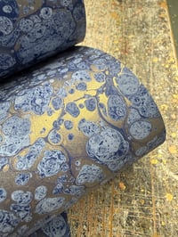 Image 5 of Marbled paper #83 'Frost' on blue base paper 