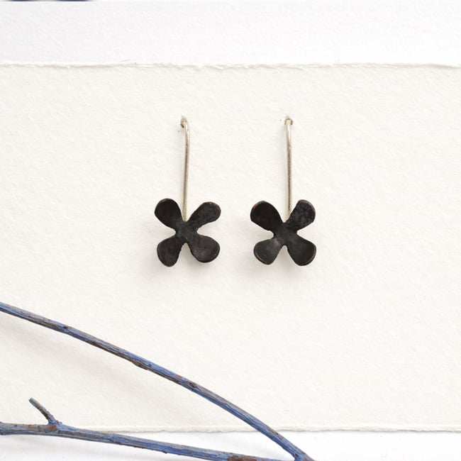 ORECCHINI ESSENZIALI MARGHERITA PENDENTI