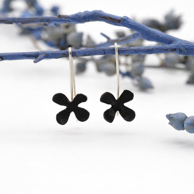 ORECCHINI ESSENZIALI MARGHERITA PENDENTI