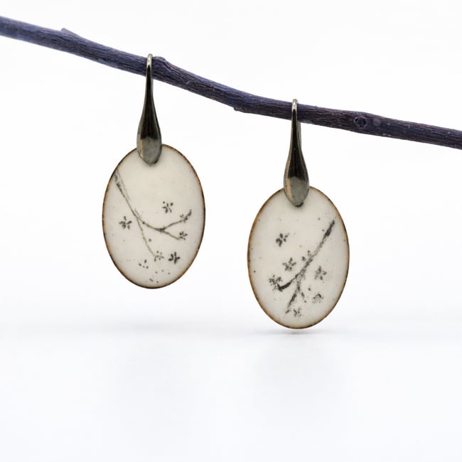 ORECCHINI SMALTATI CON DISEGNO DI RAMI