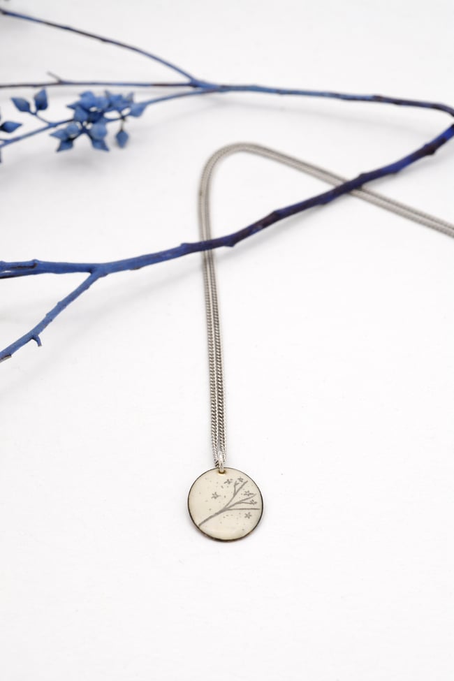 CIONDOLO SMALTATO CON DISEGNO DI RAMI