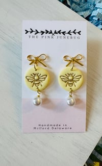 Yellow bee  with pearl 