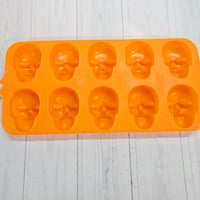 Image 2 of Large skull mould 