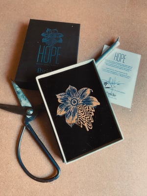 HOPE AurelRubbi/Ibride Design broche- Bleu nuit