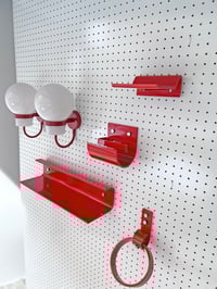 Image 2 of SET DE ACCESORIOS DE BAÑO EN COLOR ROJO, AÑOS 70