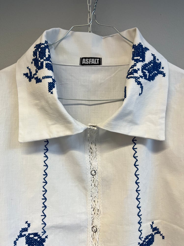 Image of Shirt with blue embroidery (l/xl)