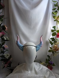 Image 4 of Dragon Horns | Rainbow Blue - Yellow | Large