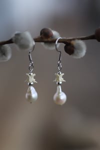 Image 1 of Orecchini Vertebre di serpente e Perle II