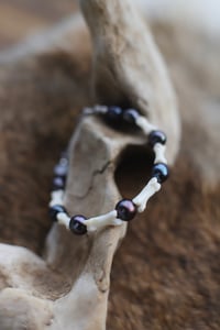 Image 2 of Bracciale Falangi di Volpe e Perle nere