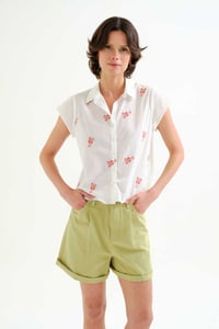 Image 1 of Camisa 100% algodón blanco con bordado cigalas