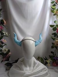 Image 2 of Dragon Horns | Ice blue | Medium