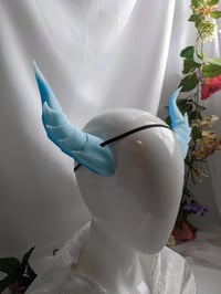 Image 3 of Dragon Horns | Ice blue | Medium