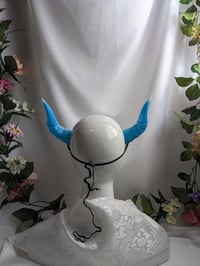 Image 5 of Dragon Horns | Ice blue | Medium