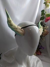 Image 3 of Dragon Horns | Rainbow Orange-Green | Medium