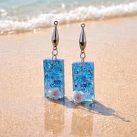 SEA BLUE EARRINGS WITH WHITE FLOWER WITH PINK CENTER